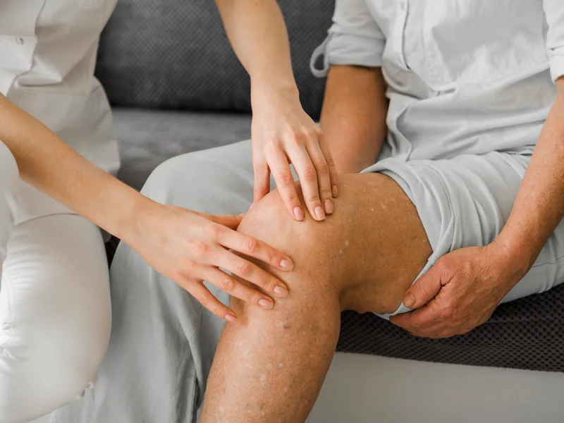 Chiropractic care for knee pain at Alma Sana Chiropractic Studio in Tucson
