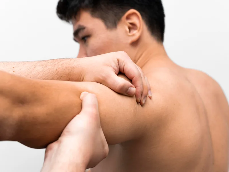 Alma Sana Chiropractic Studio treating shoulder pain in Tucson